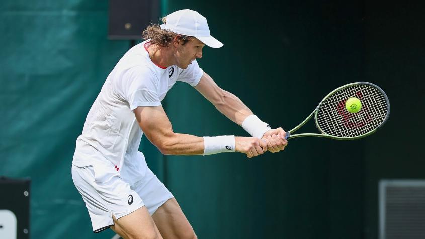 ¡A paso firme en el pasto! Nicolás Jarry venció de manera sólida a Tsitsipas y avanzó a cuartos del ATP de Halle