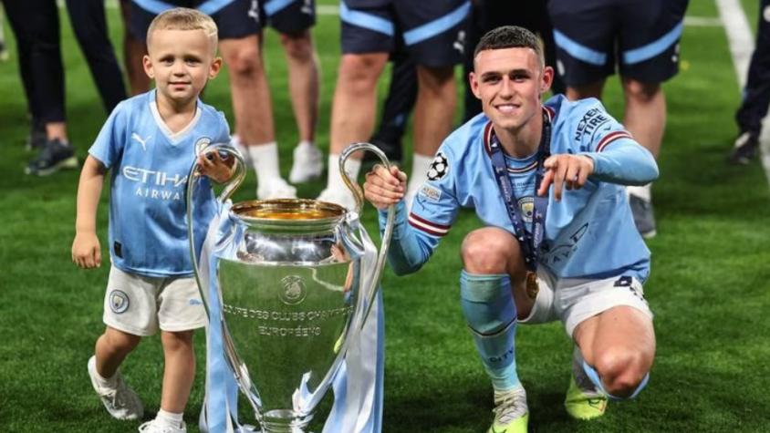 Phil Foden y Ronnie su hijo