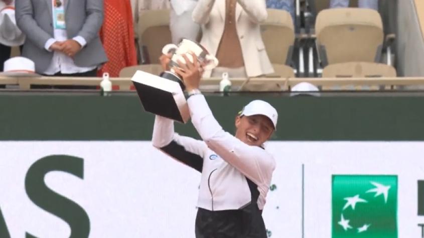 VIDEO | ¡Sacó carcajadas en París! El chascarro de Iga Swiatek cuando alzó el trofeo de Roland Garros 2023