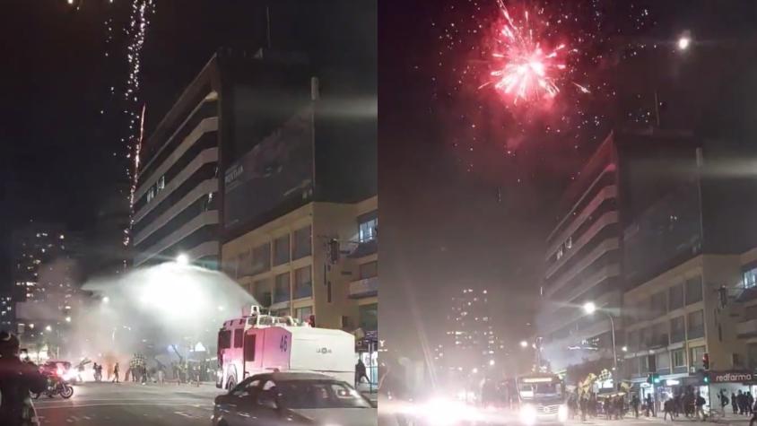 ¡Se descontroló el aniversario! Hinchas de Fernández Vial lanzaron pirotecnia frente a Carabineros