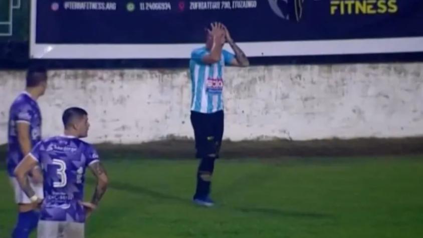 VIDEO | ¡Insólito! Jugador fue expulsado por orinar en pleno campo de juego en el fútbol argentino