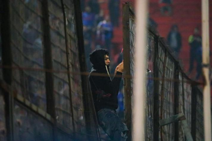 Bengalas, piedras y bomba de humo: El escandaloso informe arbitral de José Cabero contra la hinchada de la U