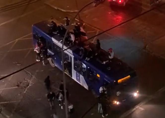 VIDEO | ¡Vergonzoso! Barristas de Colo Colo asaltan a transeúntes y pasajeros del Transantiago en Estación Central