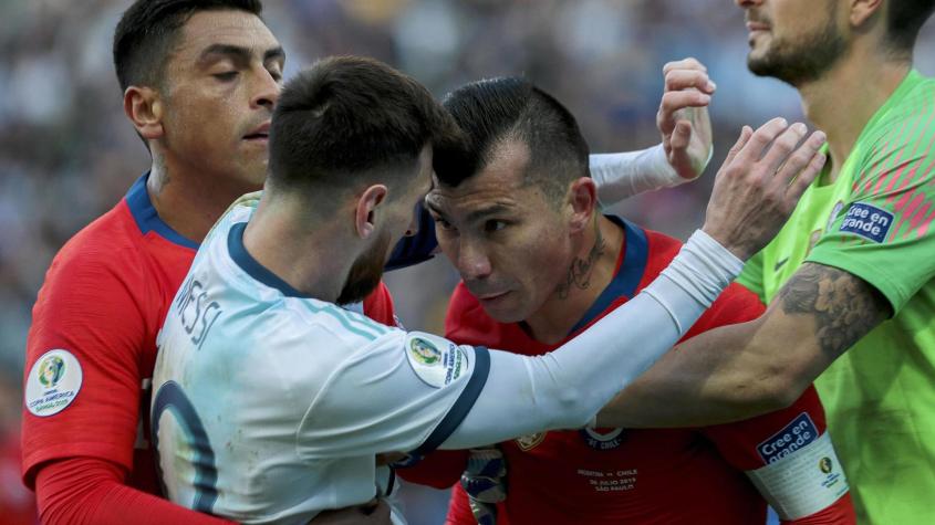 Gary Medel y Lionel Messi - Créditos: Photosport