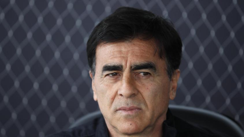 Gustavo Quinteros se saca el pillo tras papelón de Colo Colo y señala a los culpables: "Me da vergüenza"