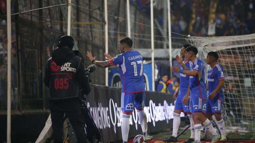 ¡Hasta la rueda de un coche! Hinchas de la U nuevamente lanzan proyectiles a la cancha