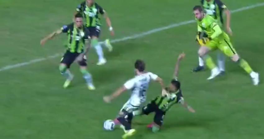 VIDEO | El increíble gol que se perdió Agustín Bouzat en derrota de Colo Colo ante America MG