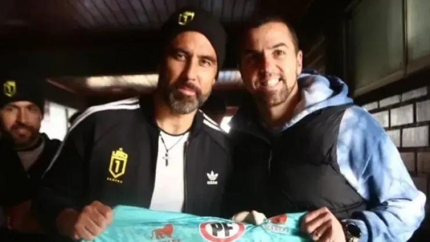 El enorme gesto de Claudio Bravo en Chillán que saca aplausos: "Un placer tenerte...."
