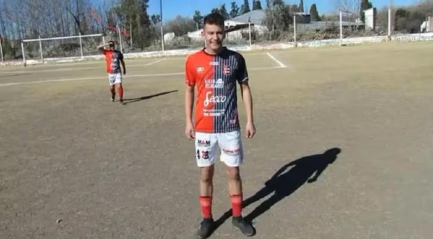 ¡Tenía solo 20 años! Joven futbolista perdió la vida tras estrellar su auto con una camioneta
