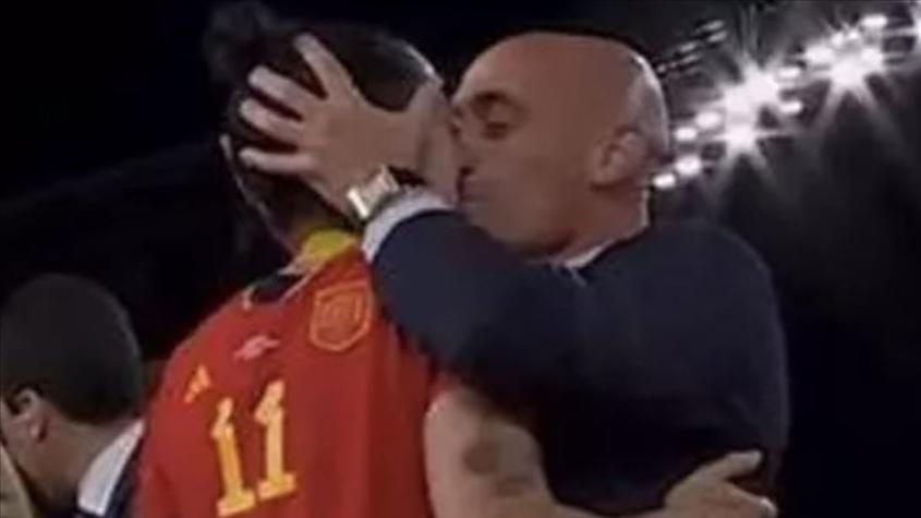 Luis Rubiales besó sin consentimiento a Jennifer Hermoso luego de ganar el Mundial - Créditos: Pantallazo transmisión
