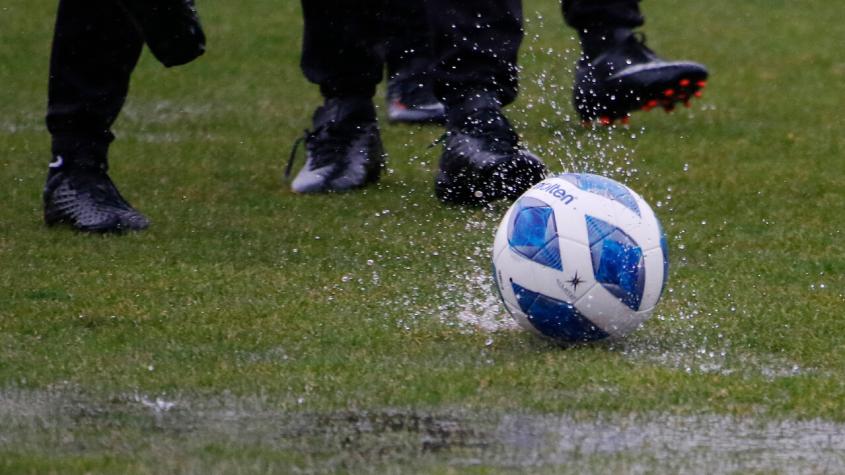La lluvia podría suspender varios partidos del fútbol chileno - Crédito: Agencia Uno.