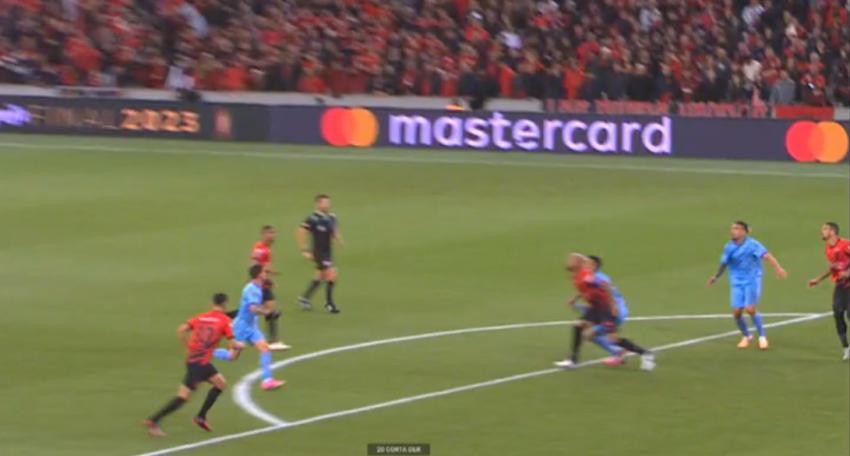 VIDEO | El insólito gol que le anularon a Bolívar en Copa Libertadores ante Athletico Paranaense de Arturo Vidal