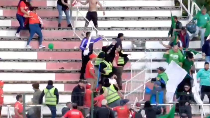 VIDEO | Así fue la violenta pelea entre barristas de Malleco Unido y Constitución Unido en la Tercera División B