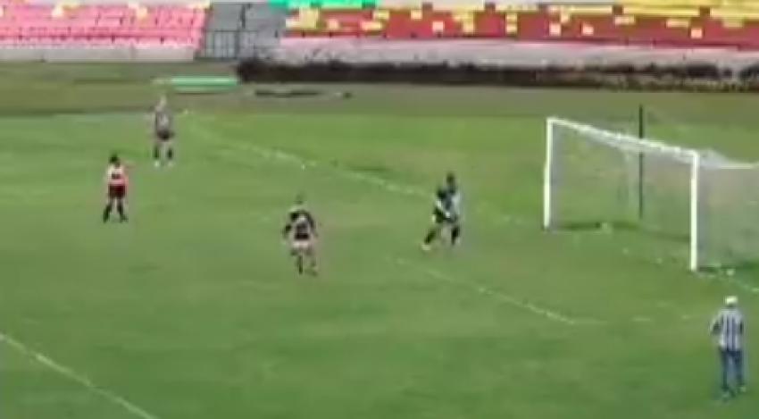 VIDEO | El insólito gol de penal que da la vuelta al mundo: ¡Hizo el ridículo! 