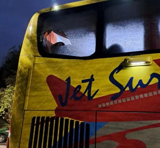 "La violencia no puede ganar nunca": Bus de la UC fue violentamente atacado tras el partido con Colo Colo