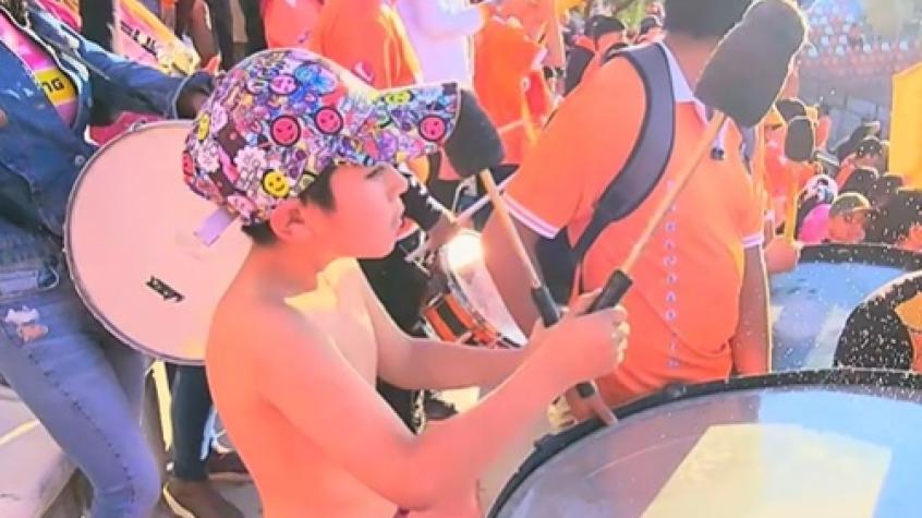 Llevando el ritmo en la galería: pequeño hincha de Cobreloa la rompió tocando el bombo en Calama