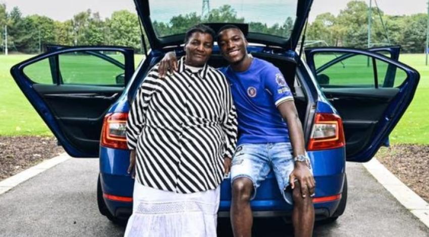 Emocionó a todos: Moisés Caicedo fue presentado como fichaje del Chelsea en un emotivo video junto a su madre