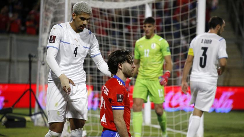 Dolor de cabeza para Uruguay: Ronald Araújo se perdería el duelo ante la Roja por una lesión muscular