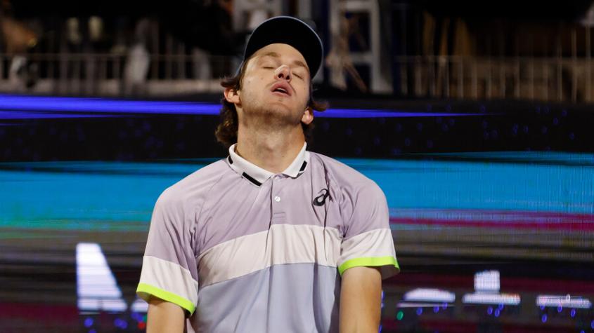 Nicolás Jarry dio pelea, pero no pudo con Stefanos Tsitsipas y fue eliminado del ATP de Los Cabos
