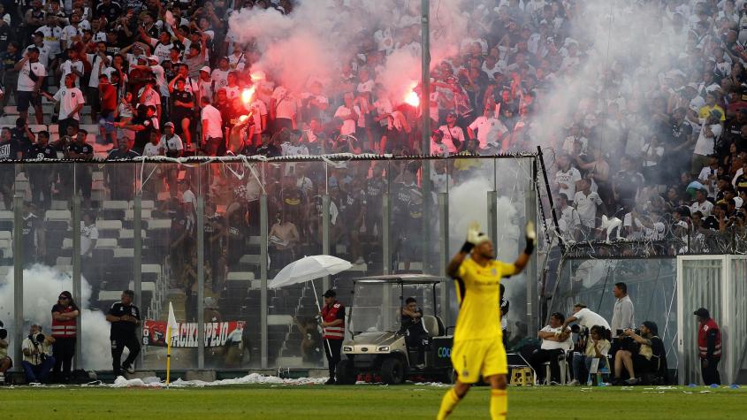 Miembros de la Garra Blanca son detenidos tras lanzar fuegos artificiales a hinchas de la U