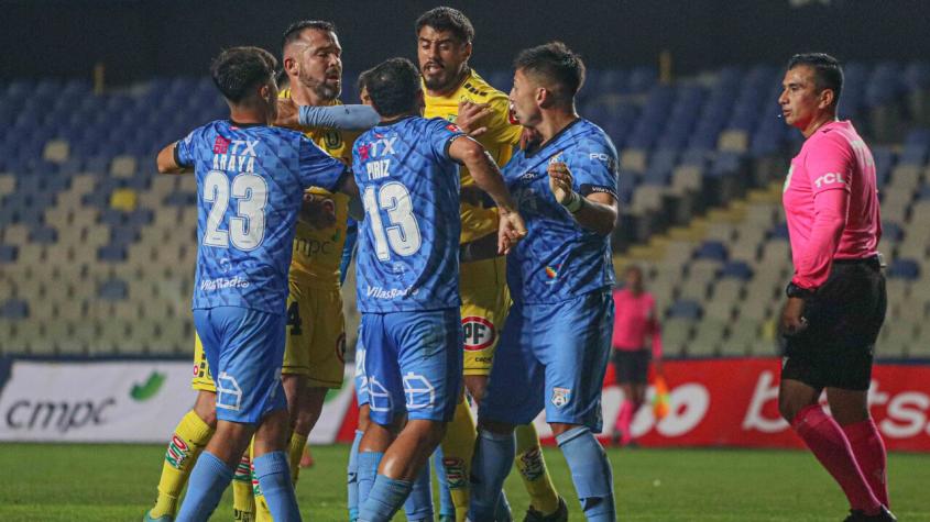 "Otra vez nos cargan la mano": En San Marcos de Arica explotaron contra el arbitraje en la Primera B