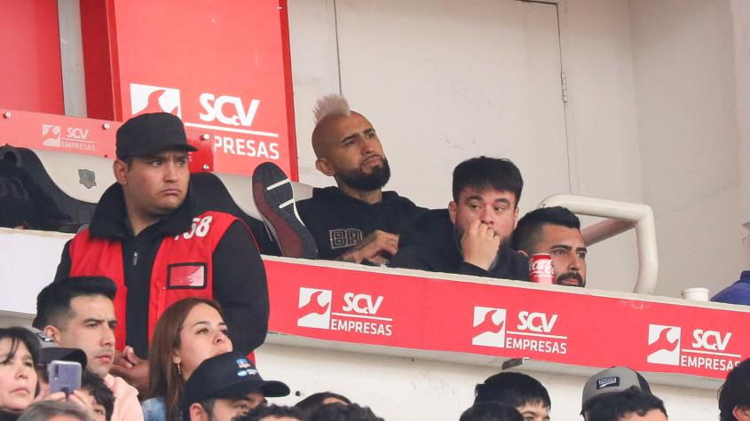 Con la invitación lista: Leo Gil aumenta la ilusión de los hinchas de Colo Colo con mensaje a Arturo Vidal