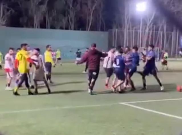 VIDEO | Así fue la pelea que protagonizaron Jordhy Thompson y Damián Pizarro en partido amateur