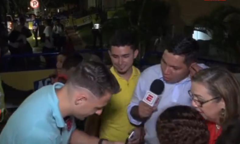 VIDEO | Ex goleador colombiano las hizo de reportero y acabó protagonizando incómodo momento 