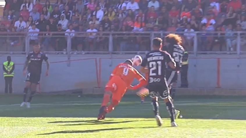 ¡De la que se salvó Colo Colo! El feroz patadón de Maxi Falcón a David Escalante que marcó la polémica del partido