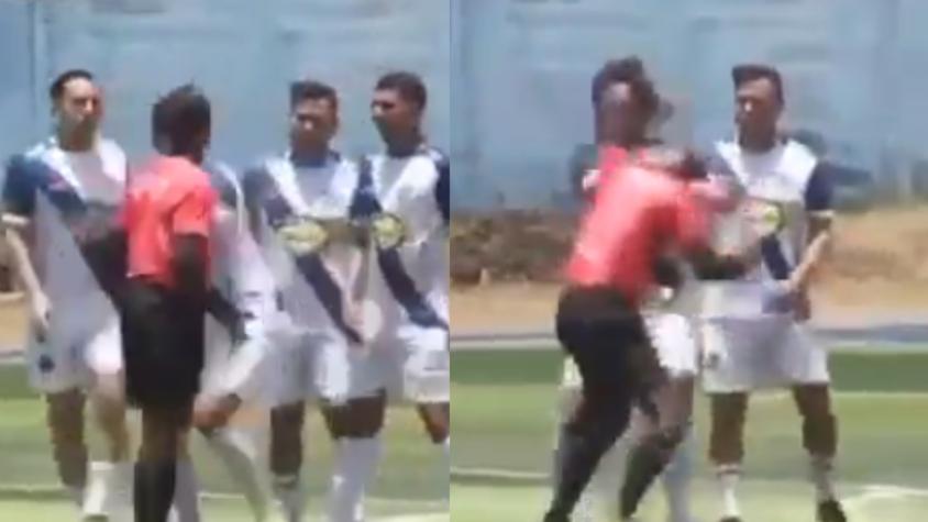 VIDEO | La brutal pelea entre un futbolista y árbitro en Ecuador que enciende las redes sociales 