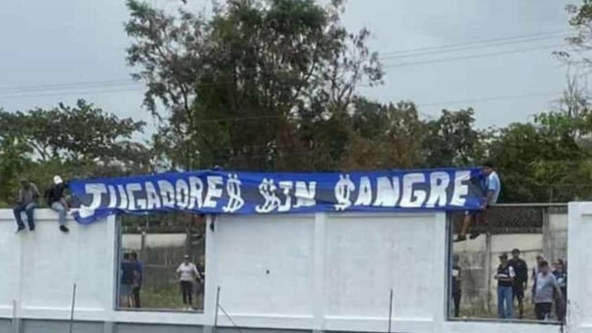 Hinchas de Emelec intimidando al plantel - Créditos: Redes sociales