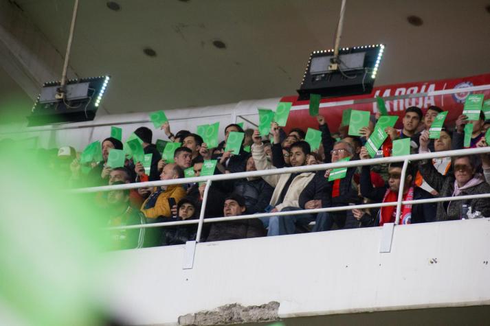 Hinchas de la Roja mostrando tarjeta verde - Créditos: Fútbol Más