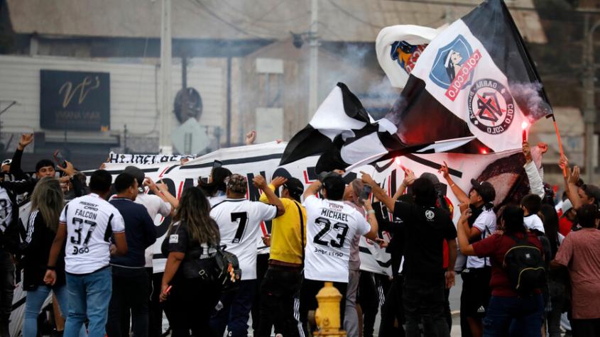 La barra de Colo Colo no se portó bien en el Metro de Santiago - Crédito: Photosport.