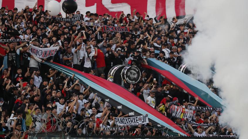 Hinchas de Colo Colo en el estadio Monumental - Créditos: Photosport