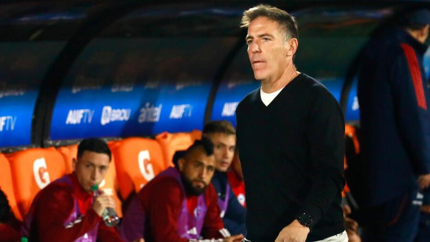 "Paró el equipo para empatar": Hinchas de la Roja despedazan a Eduardo Berizzo tras primer tiempo para el olvido ante Uruguay