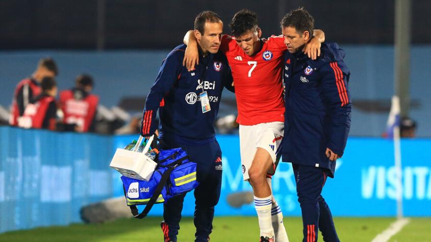 Marcelino Núñez sale lesionado en la Roja y está prácticamente descartado para enfrentar a Colombia