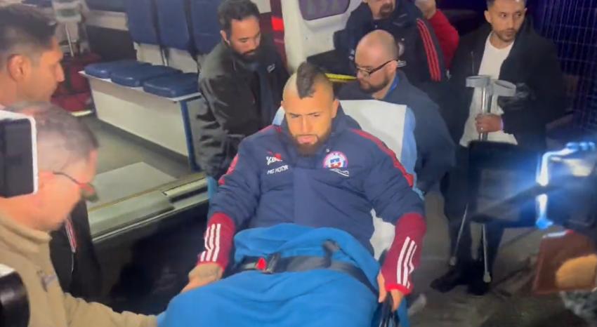 Arturo Vidal se retiró en ambulancia - Créditos: Twitter @Carlosicampos