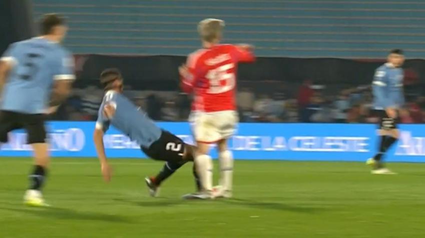 ¿Y el VAR? La terrible patada a Diego Valdés que sólo fue sancionada con tarjeta amarilla en el duelo entre la Roja y Uruguay