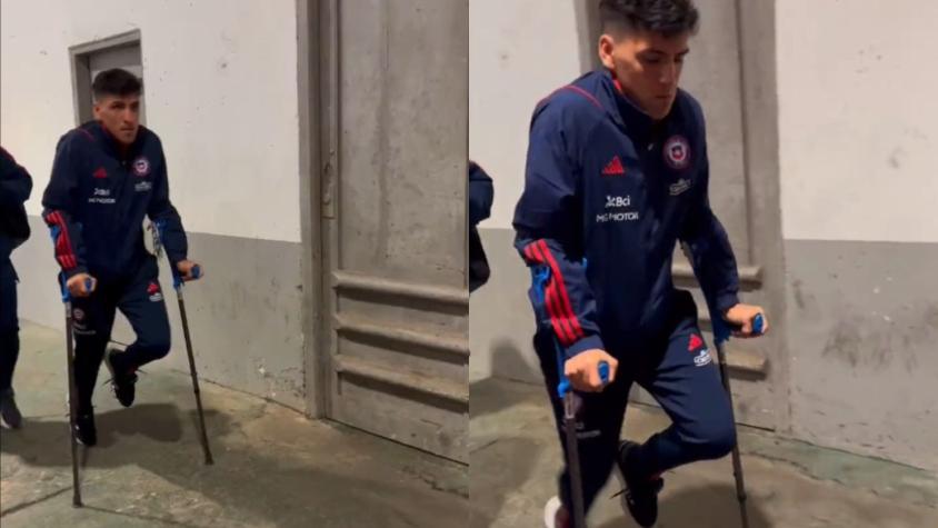 Marcelino Núñez se retiró en muletas del Estadio Centenario y preocupa en la Roja