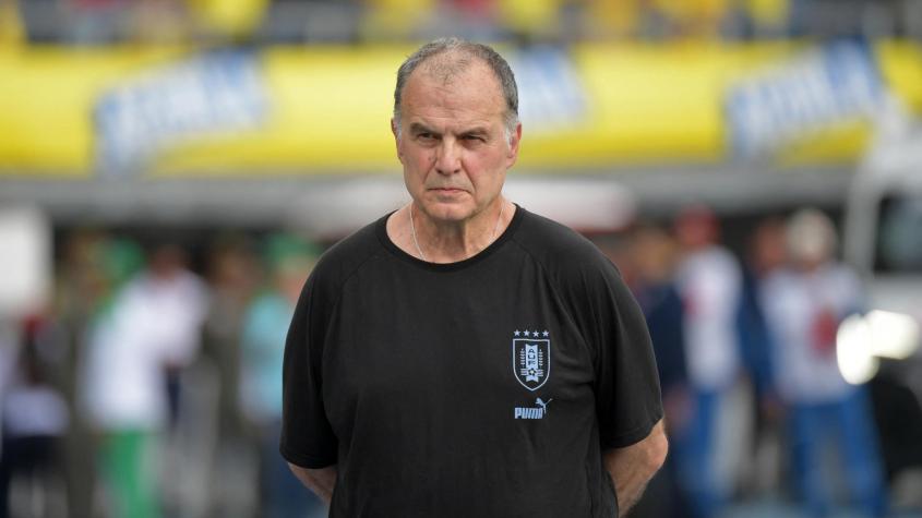 “Inconveniente y rechazable”: Marcelo Bielsa se llena de críticas por su actitud durante el himno de Uruguay