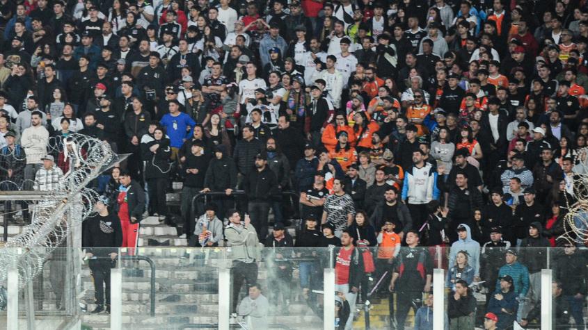 Dando el ejemplo: hinchas de Colo Colo y Cobreloa disfrutan del partido en el sector Magallanes