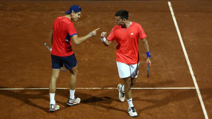 Tabilo y Barrios defendiendo al Team Chile