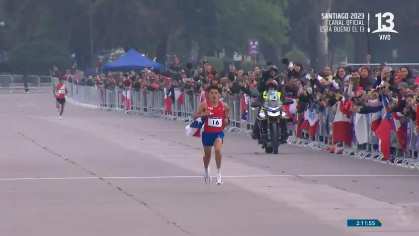 VIDEO | La emocionante llegada de Hugo Catrileo para ganar la plata en la Maratón de Santiago 2023