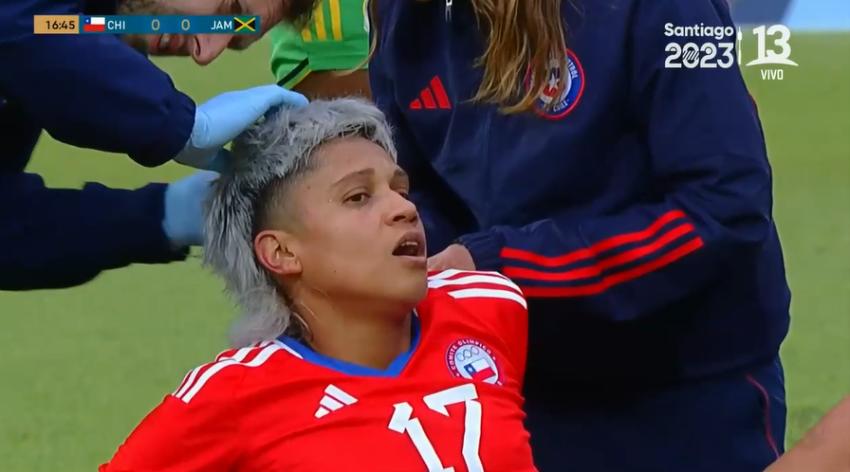 ¡Era roja! La brutal falta que sufrió Fernanda Pinilla y que la dejó sangrando ante Jamaica en Santiago 2023