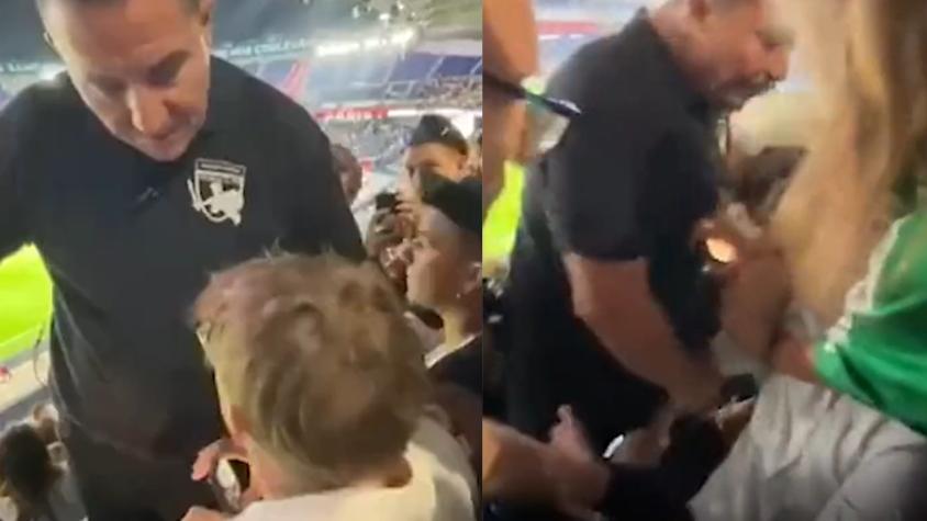VIDEO | Expulsan a concejala de París en pleno partido del PSG por su activismo