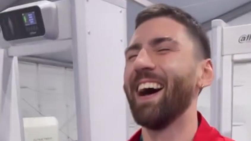 Lleva su medalla a todos lados: deportista del Team Chile protagonizó entretenido momento en el aeropuerto