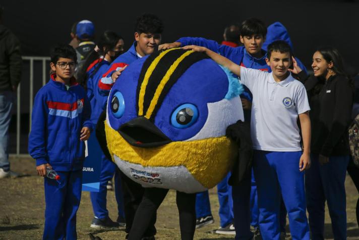 ¡Lo postulan hasta para el escudo! El furor que ha causado Fiu desde su irrupción en Santiago 2023