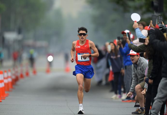 Hugo Catrileo corriendo maratón Santiago 2023 / Photosport