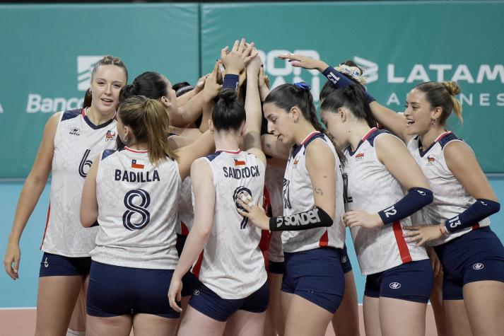 Karla Ruz y el equipo de voleibol femenino