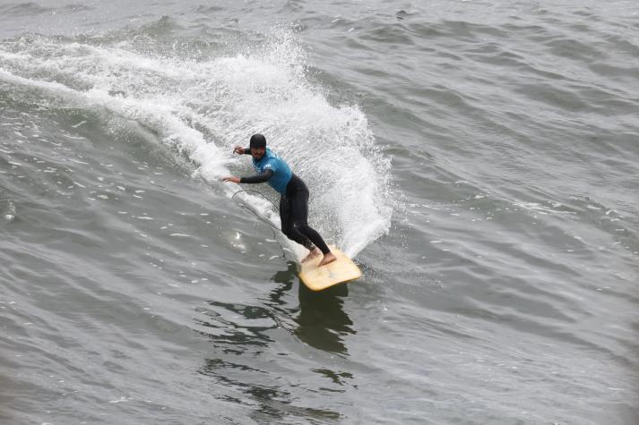 Rafael Cortéz brilló en Pichilemu para avanzar a las semifinales en el Longboard de Santiago 2023